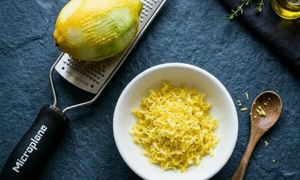 Zesteur micro-perforé ou rasoir : L’outil indispensable pour prélever le flavedo