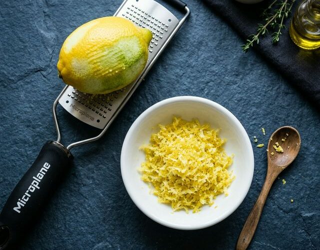 Zesteur micro-perforé ou rasoir : L’outil indispensable pour prélever le flavedo